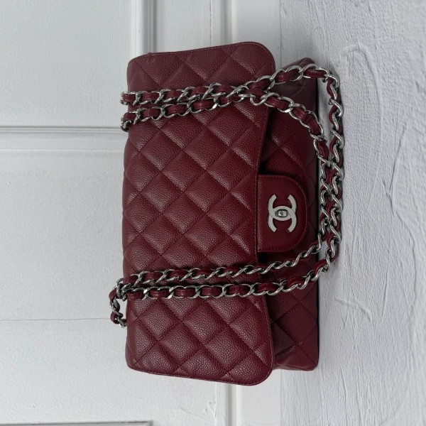 샤넬 클래식 가방 수선, 덮개 바느질 복원과 모서리 염색으로 ‘새것 같은 버건디’ 완성 - 명품수선신사